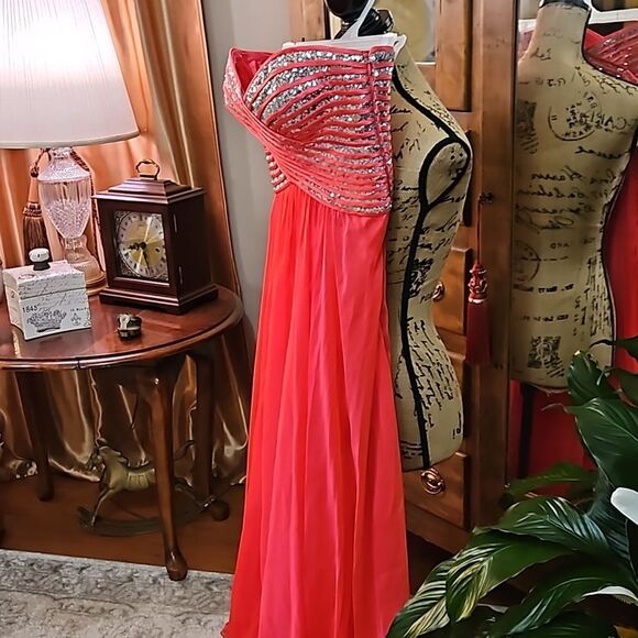 NWT La Femme Coral & Silver sequined chiffon gown size 4 (with flaw) - Picture 6 of 16